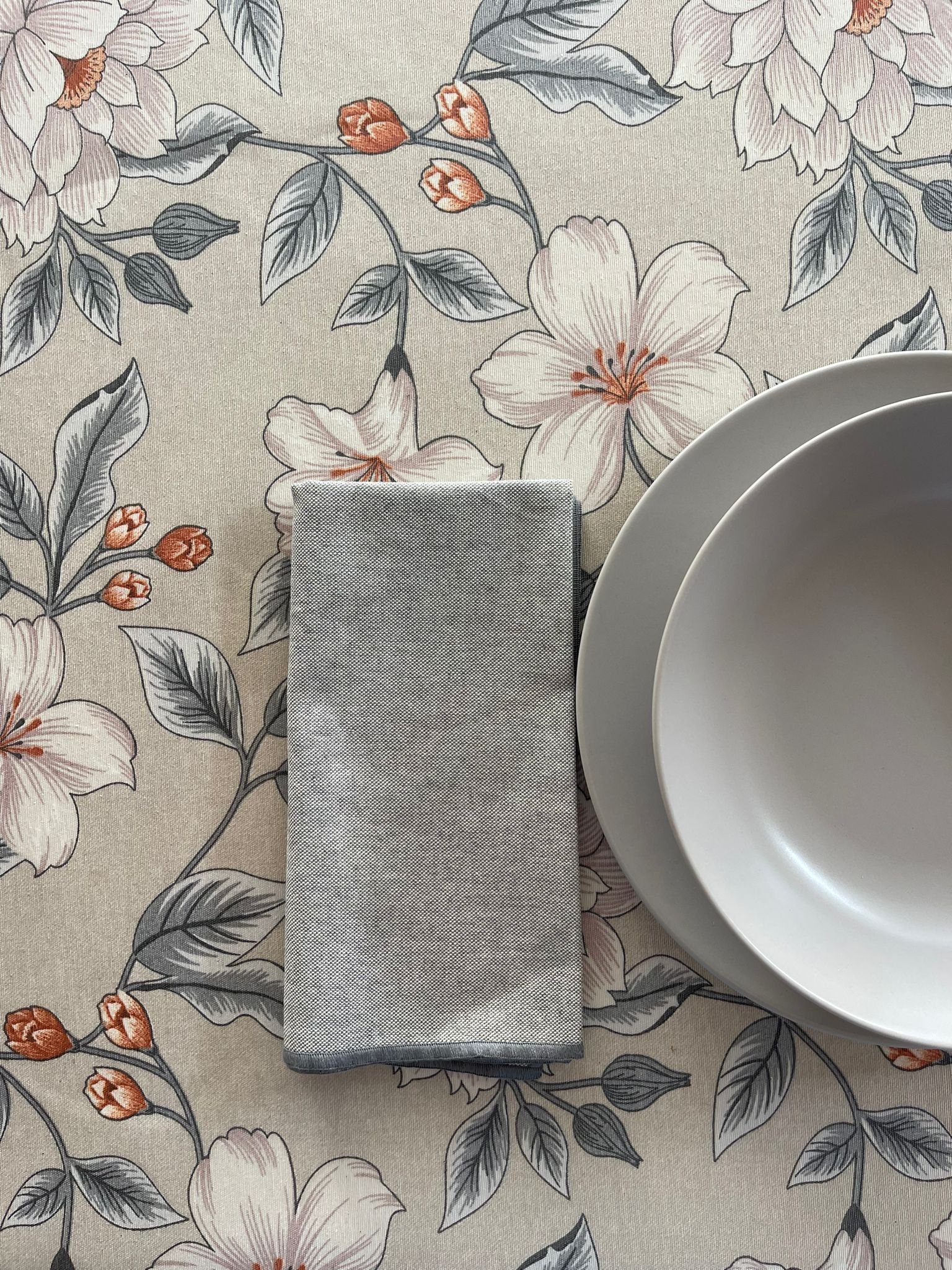 Artesana trabajando en diseño personalizado