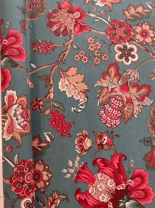 Otros diseños de mantel antimanchas en hule resinado en color Lidia Fondo Turquesa Flor Burdeos